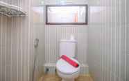 Toilet Kamar 3 Tidy and Comfortable Studio at Cinere Resort Apartment By Travelio