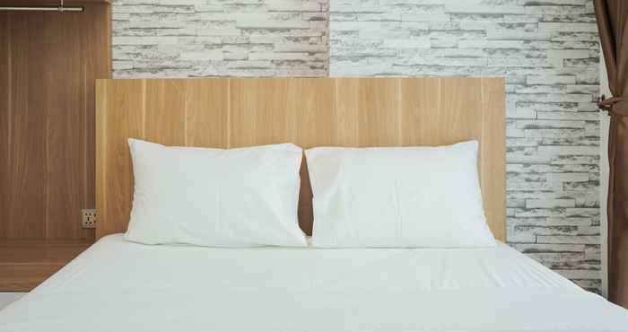 Kamar Tidur Cozy and Comfort 1BR at Tree Park City BSD Apartment By Travelio