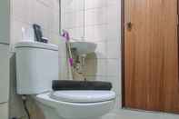 Toilet Kamar Tidy and Comfy 2BR at Vida View Apartment By Travelio