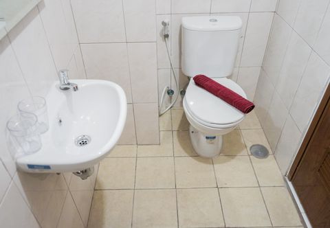 In-room Bathroom Cozy Studio Apartment at Amazana Serpong By Travelio