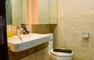 Toilet Kamar 4 Minimalist and Strategic Studio at Menteng Park Apartment By Travelio