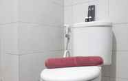 Toilet Kamar 4 Comfy 2BR Apartment at Mekarwangi Square Cibaduyut By Travelio