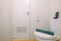 Toilet Kamar Cozy Living Studio Room Apartment at Taman Melati Margonda By Travelio