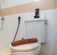 Toilet Kamar 4 Strategic and Homey Studio Apartment at Metropark Condominium Jababeka By Travelio