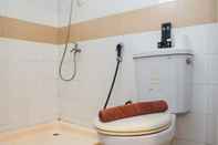 Toilet Kamar Strategic and Homey Studio Apartment at Metropark Condominium Jababeka By Travelio