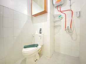 In-room Bathroom 4 Spacious Studio Room Apartment with Sofa Bed at Emerald Towers By Travelio