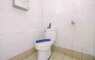 In-room Bathroom 5 Comfort Studio Apartment at Bassura City By Travelio