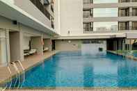 สระว่ายน้ำ Well Appointed Studio at Ciputra World 2 Apartment By Travelio Premium