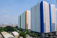 Bangunan Cozy Stay Studio Room Apartment at Green Pramuka City By Travelio