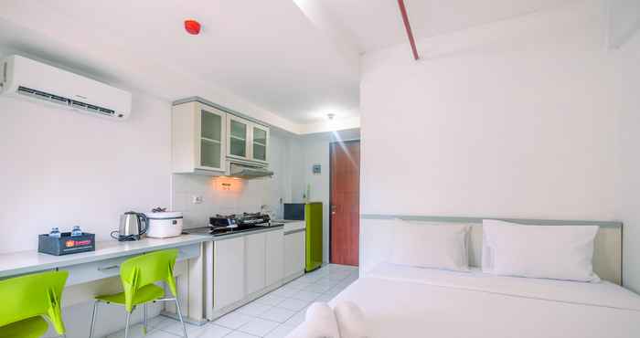 Kamar Tidur Comfortable Living Studio Room Apartment at Kebagusan City By Travelio