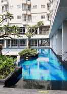 SWIMMING_POOL Comfort and Nice Studio at Bintaro Icon Apartment By Travelio