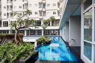สระว่ายน้ำ Comfort and Nice Studio at Bintaro Icon Apartment By Travelio