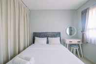 Kamar Tidur Cozy Living 1BR at Atlanta Residences Apartment By Travelio