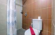 Toilet Kamar 6 Cozy Living 1BR at Atlanta Residences Apartment By Travelio