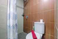 Toilet Kamar Cozy Living 1BR at Atlanta Residences Apartment By Travelio