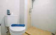 Toilet Kamar 4 Comfort Studio Apartment at Taman Melati Margonda By Travelio