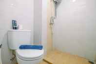 Toilet Kamar Comfort Studio Apartment at Taman Melati Margonda By Travelio