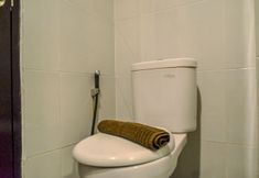 客室内バスルーム 4 Modern and Compact Studio Room at Casa De Parco Apartment By Travelio