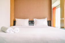 寝室 Modern and Compact Studio Room at Casa De Parco Apartment By Travelio