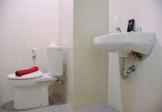 In-room Bathroom 4 Stylist and Brand New Studio Room at Amethyst Apartment By Travelio