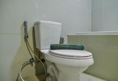 In-room Bathroom 5 Cozy and Nice 2BR Apartment at Atria Residence By Travelio