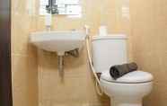 Toilet Kamar 6 Comfort Living 2BR Apartment at Kebagusan City By Travelio