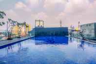 Swimming Pool Cozy Living Studio Room Apartment at Evenciio Margonda By Travelio