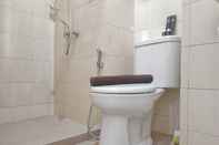 Toilet Kamar Tidy and Comfortable Studio Vida View Apartment By Travelio