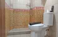 Toilet Kamar 6 Cozy and Best Deal 2BR Vida View Apartment By Travelio
