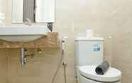 Toilet Kamar 4 Cozy Living Studio Apartment at Menteng Park By Travelio