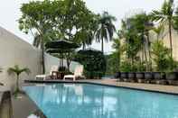 Kolam Renang Comfortable 2BR Apartment at Palm Court By Travelio