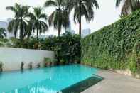 Swimming Pool Strategic 1BR Apartment at Palm Court By Travelio