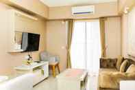 พื้นที่สาธารณะ Spacious and Comfort 2BR at Meikarta Apartment By Travelio