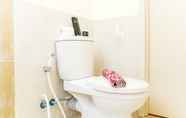 Toilet Kamar 6 Comfort and Nice 2BR Apartment at Meikarta By Travelio