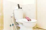 Toilet Kamar Comfort and Nice 2BR Apartment at Meikarta By Travelio