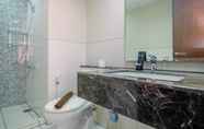 In-room Bathroom 4 Nice and Fancy Studio Apartment at Nine Residence By Travelio