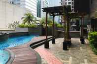 Kolam Renang Elegant 1BR Apartment at Tamansari Semanggi By Travelio