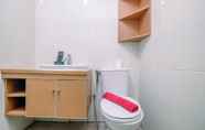 Toilet Kamar 6 Elegant 1BR Apartment at Tamansari Semanggi By Travelio