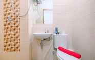 In-room Bathroom 6 Comfortable Studio Room Apartment at Dave By Travelio