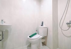 客房内浴室 4 Good Deal Studio near UI at Evenciio Apartment Margonda By Travelio