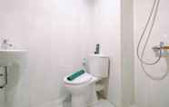 In-room Bathroom 4 Good Deal Studio near UI at Evenciio Apartment Margonda By Travelio