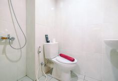In-room Bathroom 4 Cozy Living Studio near UI at Evenciio Apartment Margonda By Travelio