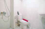 Toilet Kamar 4 Cozy Living Studio near UI at Evenciio Apartment Margonda By Travelio