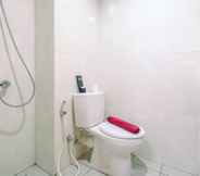 Toilet Kamar 4 Cozy Living Studio near UI at Evenciio Apartment Margonda By Travelio