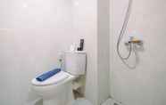 In-room Bathroom 4 Elegant Studio Room at Evenciio Apartment Margonda By Travelio