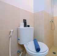 Toilet Kamar 5 Value for Money and Comfy 2BR Apartment @ Podomoro Golf View By Travelio