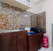 Toilet Kamar 4 Value for Money and Comfy 2BR Apartment @ Podomoro Golf View By Travelio