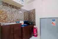 Toilet Kamar Value for Money and Comfy 2BR Apartment @ Podomoro Golf View By Travelio