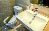 Toilet Kamar 5 Elegant and Tidy Studio Apartment @ Menteng Park By Travelio