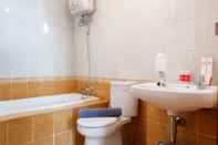 Toilet Kamar Lifestyle Living 3BR at Grand Palace Kemayoran Apartment By Travelio